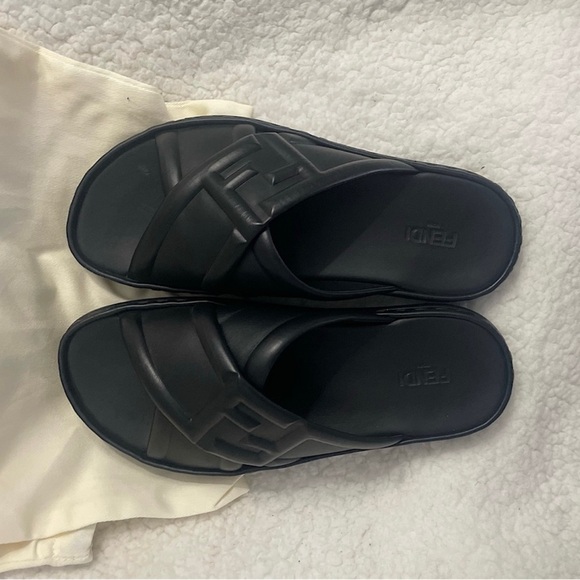 🖤🖤Black leather Fendi slides🖤🖤 - Picture 4 of 6